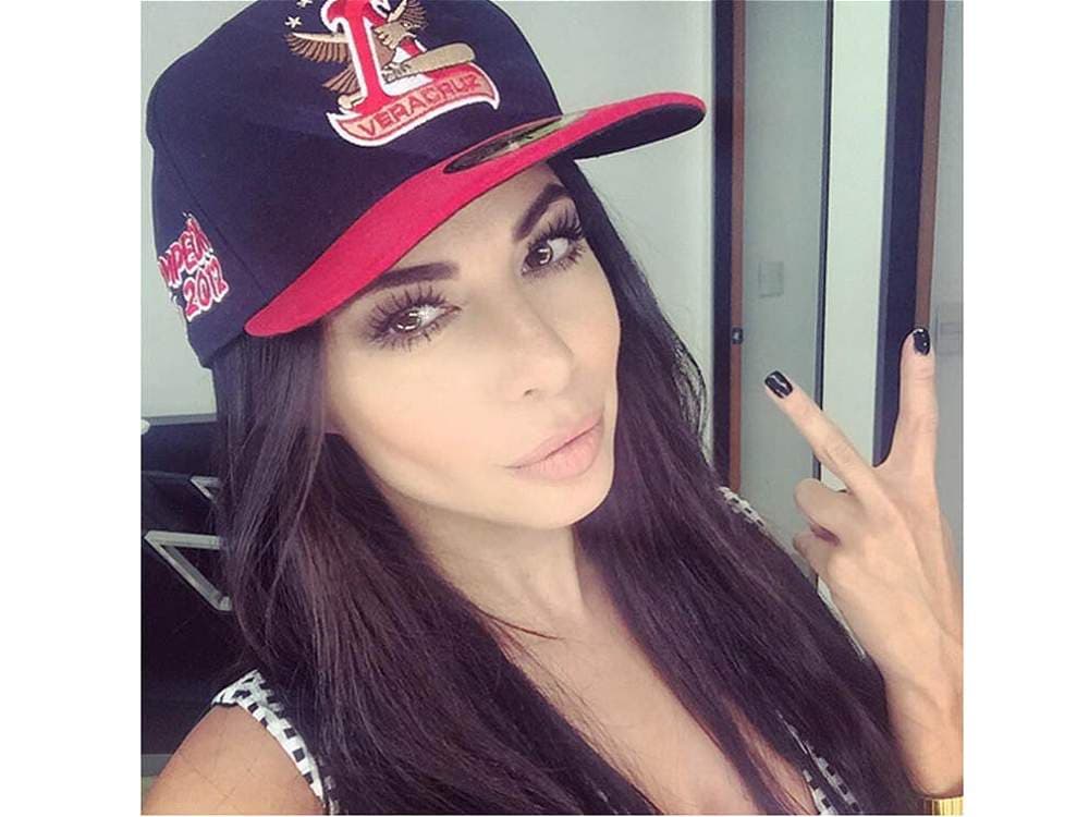 Jimena Sánchez, es conductora de televisión en Fox Sports, su parecido es basrtante peculiar con la socialité.