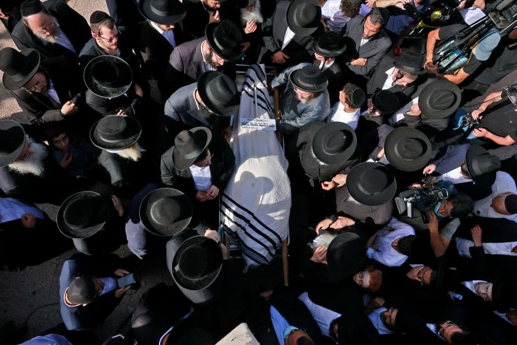 En la imagen se ve a judíos ortodoxos en un funeral de una de las víctimas de la estampida en Israel.