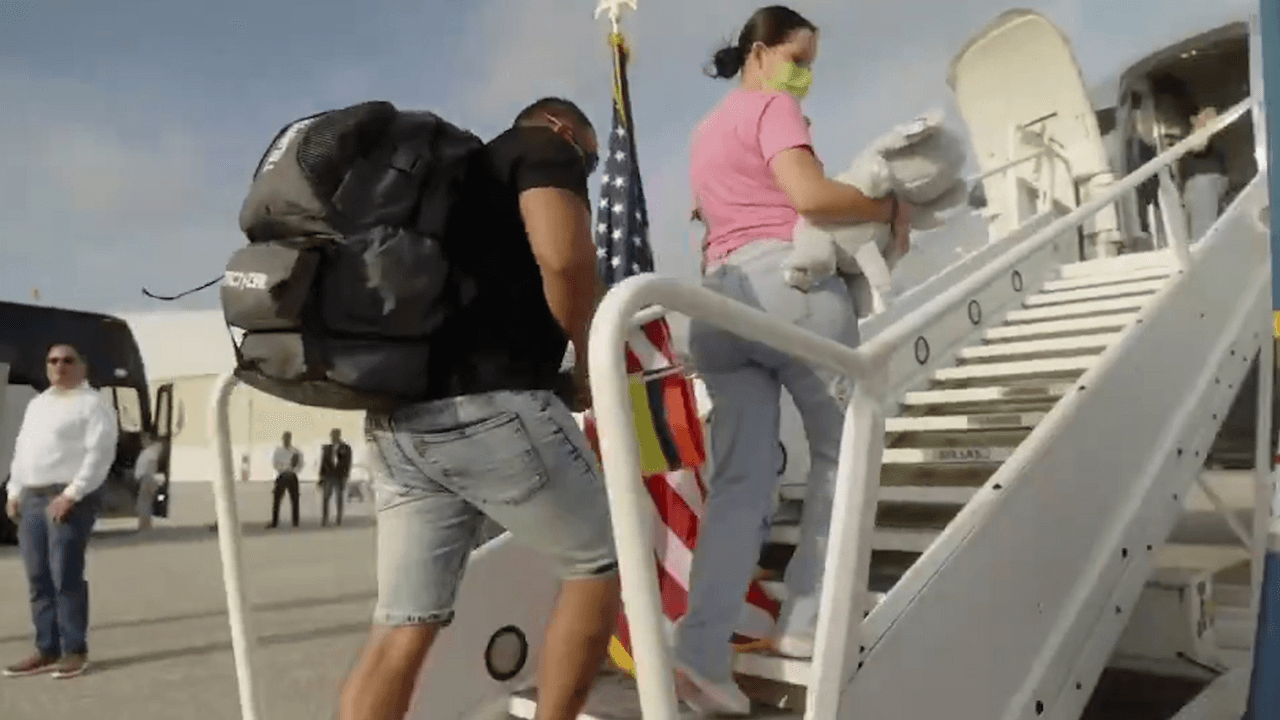 Había niños ciudadanos en el grupo de inmigrantes autodeportados que salieron de Texas: reporte