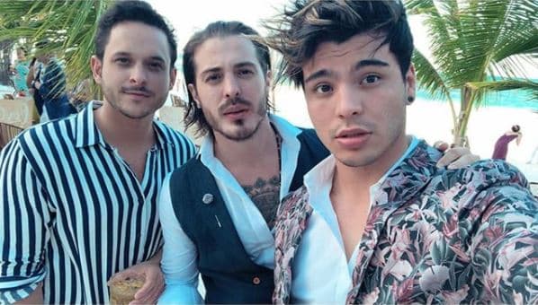 Los chicos del grupo Piso 21, amigos de Mau y Ricky, estuvieron entre los invitados al enlace nupcial.