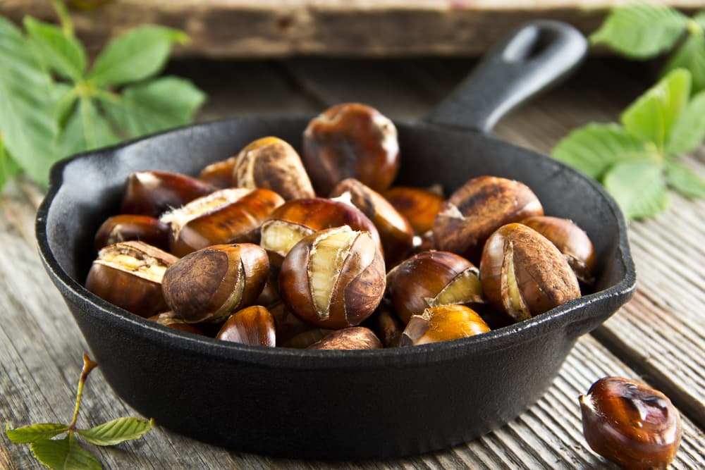 Castañas. El contenido calórico es muy bajo, súmale que son muy ricas en azúcares.