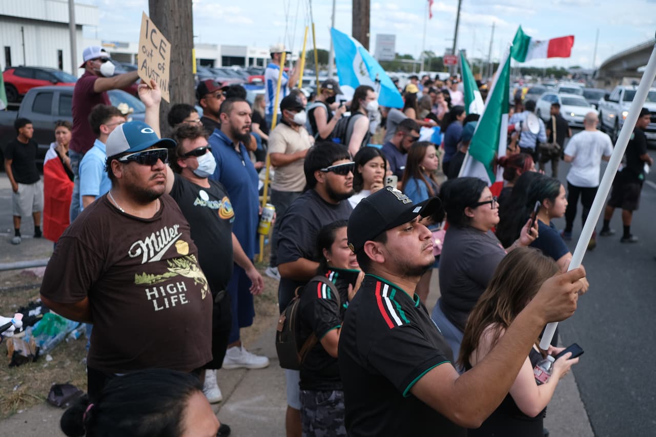 En el lugar del tiroteo comienzan a congregarse varias personas con las banderas de sus países para protestar contra la violencia contra inmigrantes.