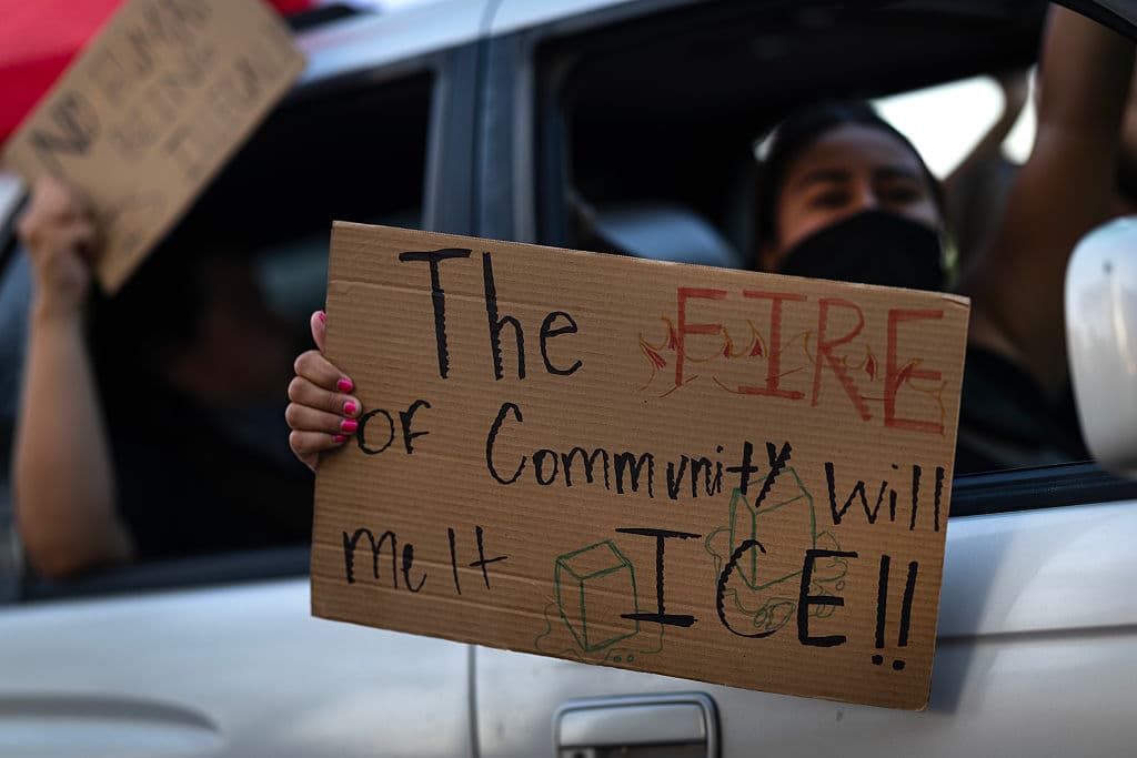 Agentes de ICE realizaron redadas en varias zonas de Pico Rivera. Se confirmó que estuvieron en los predios de la tienda 'Lowes Home Improvement', en la cuadra 8600 de Washington Boulevard.
<br>
<br>A una milla de distancia, visitaron también el establecimiento 'Food 4 Less' en Whittier Boulevard.
<br>
<br>En su manifestación en contra de estos operativos, hubo quienes se expresaron
<b><a href="https://www.univision.com/local/los-angeles-kmex/de-rodillas-con-flores-incienso-y-un-dinosaurio-las-protestas-contra-ice-en-los-angeles-de-las-que-poco-se-habla-fotos" target="_blank"> confiados en que la lucha fogosa de la comunidad debilitará a ICE</a></b>.