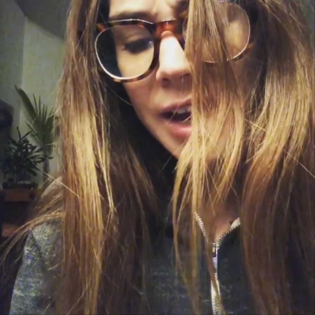 "'El dolor sin fin' (estoy pensando en sacarla pronto) ¿EP?", escribió la actriz de telenovelas como 'A que no me dejas' (2015).