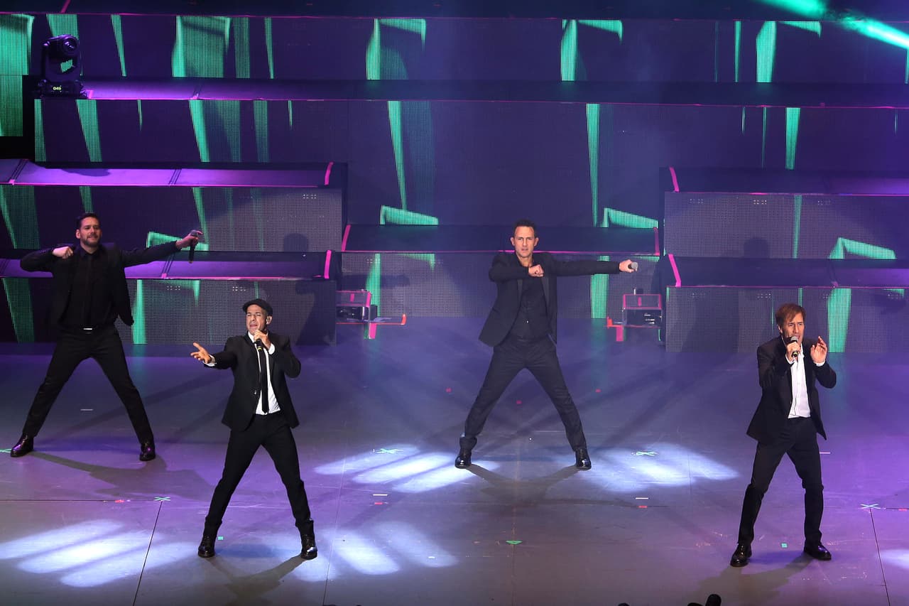 Magneto dejó de exisitir en 1996 con una gran despedida en el Auditorio Nacional de México. Desde entonces, han habido intentos de revivir el grupo con otros integrates pero no fue hasta 2001 cuando la alineación de 'Vuela, vuela' embarca en una gira de reencuentro, la cual ha seguido girando cada cierto tiempo, tan reciente como 2016.