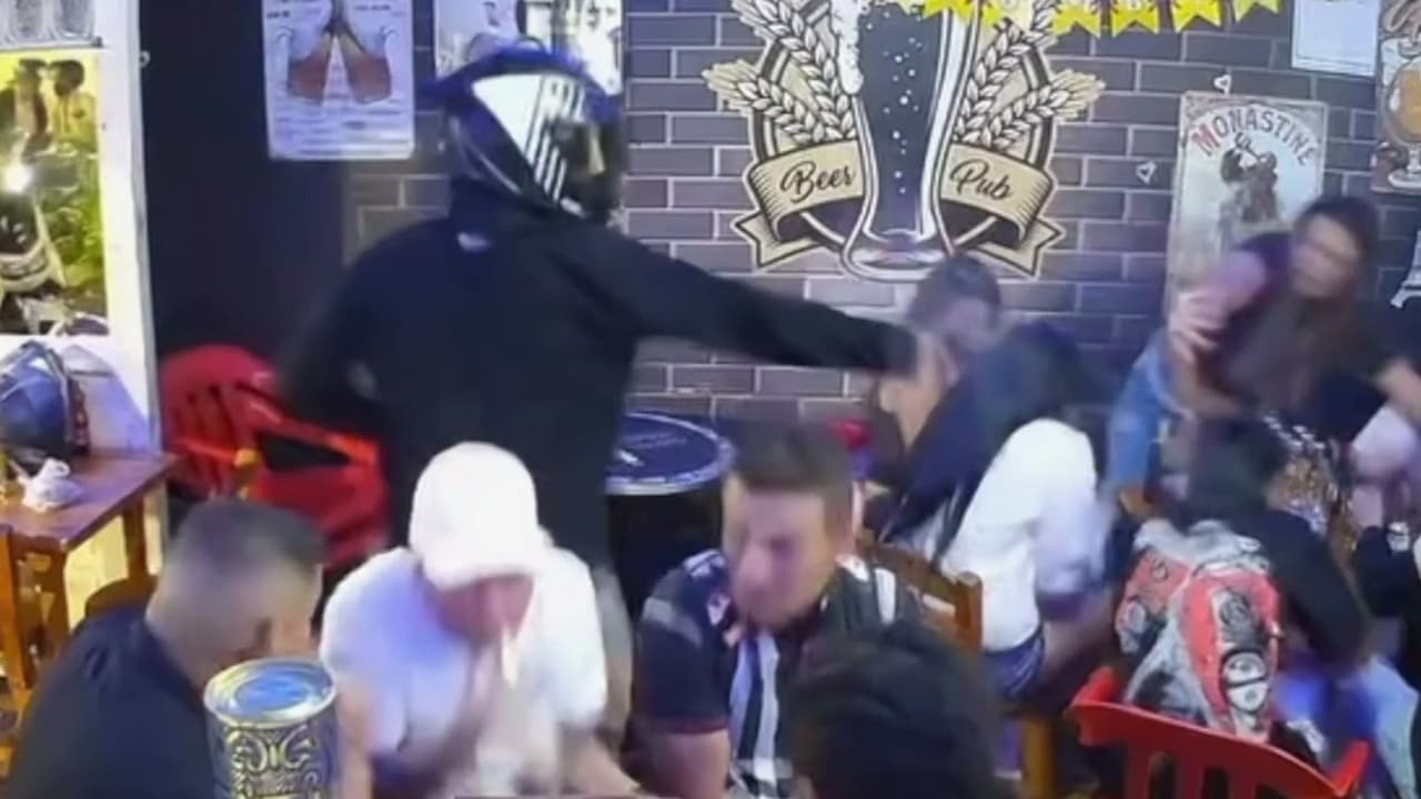 Captan el momento exacto de un doble homicidio a tiros en un bar de Colombia