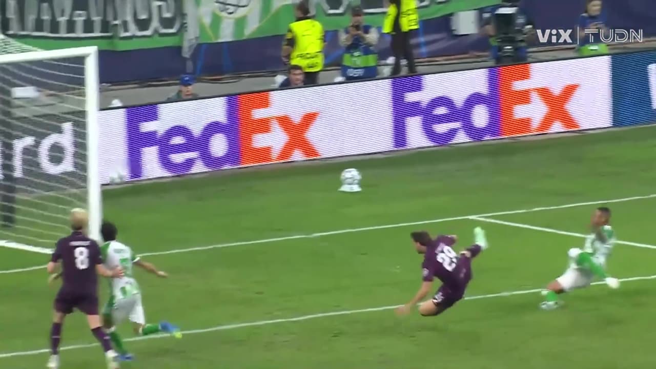 ¡No puede ser, Santi remata pero el guardameta ataja y le niega el gol!