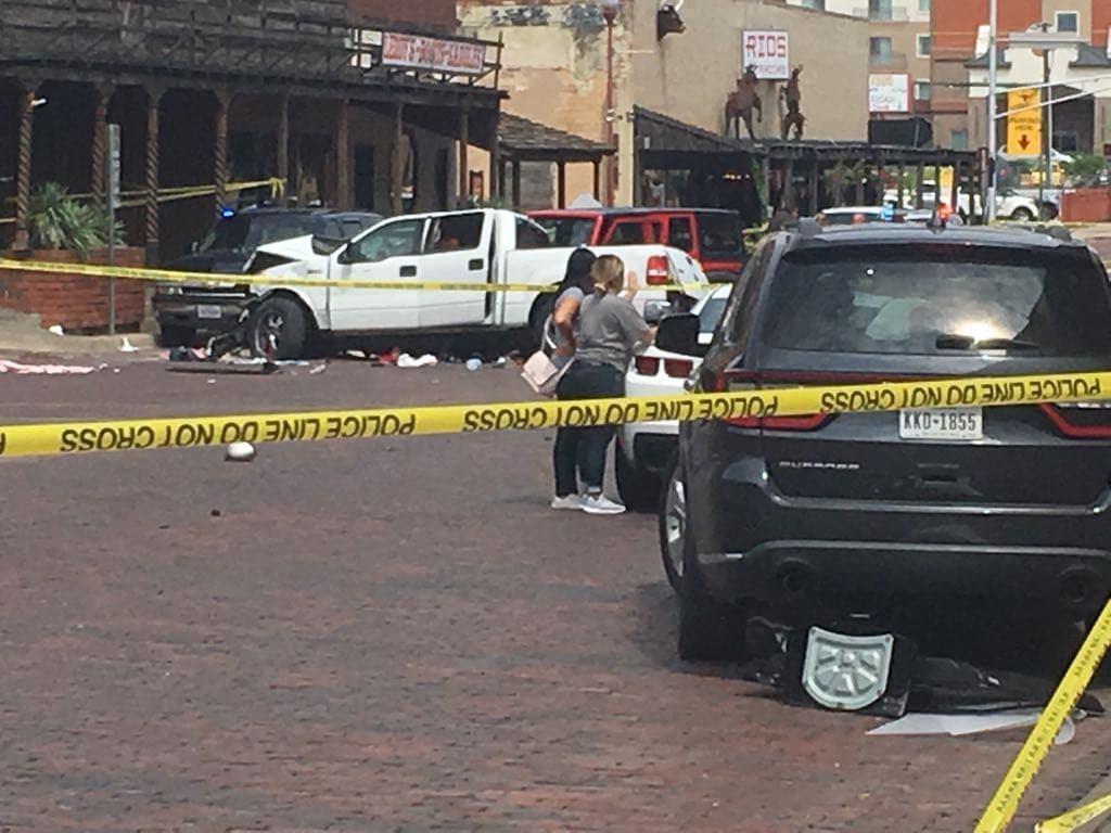 "La peor situación": persecución policial termina con una mujer muerta en centro turístico de Fort Worth