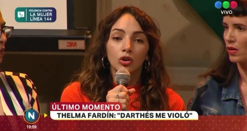 “Yo estoy haciendo esa llamada y me empieza a besar el cuello desde atrás. Me quedé completamente paralizada. Él me agarra la mano, me da vuelta, me hace que lo toque, me muestra que estaba erecto y me dice: 'Mirá cómo me ponés'".
<br>