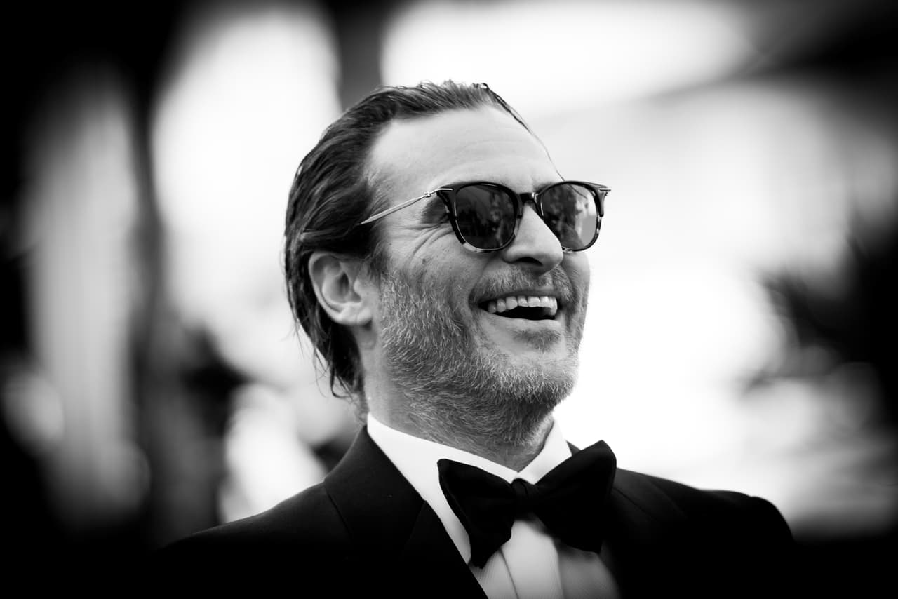 Phoenix habría quedado atrapado en el automóvil y el director alemán Wenrer Herzog, quien fue testigo del accidente, evitó que el actor encendiera un cigarrillo dentro del auto, evitando que este explotara.