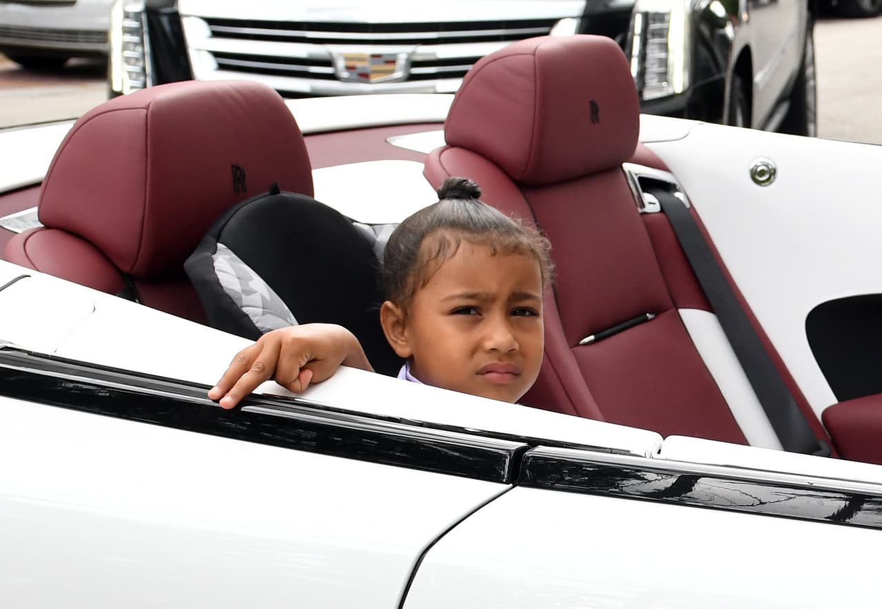 Siguiendo este razonamiento, la pequeña de 5 años le habría dicho a su mamá que no quería ser grabada, por lo cual se sentó en una mesa contigua.
<br>