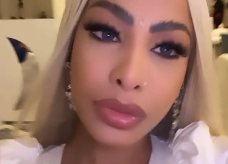 También traía manicura con cristales en tonos blancos y azules y decidió un maquillaje natural. 
<br>