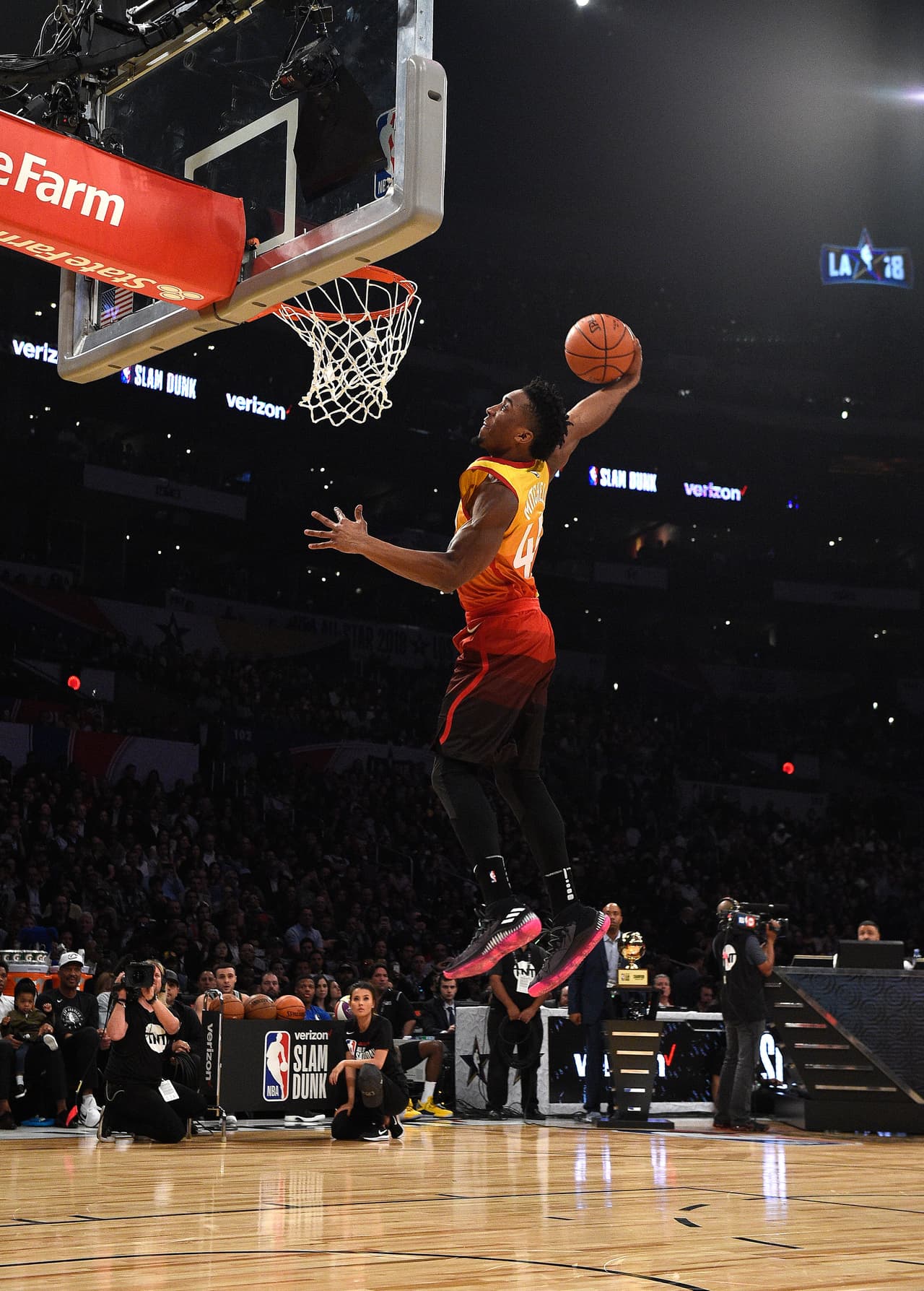 Donovan Mitchell, jugador del Utah Jazz, se convirtió en campeón del concurso de clavadas al vencer a Nance Jr. por 98-96. Te presentamos las mejores ejecuciones de la noche.