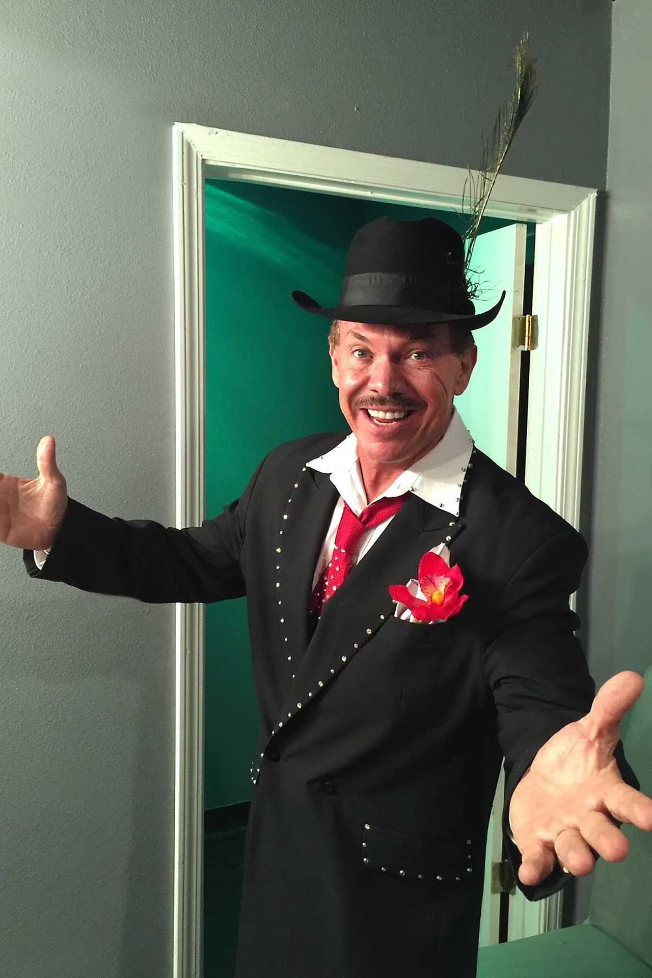 “Estoy haciendo una obra [...] donde hago a un travesti retirado. Yo creo que 
<b>no supo diferenciar de la ficción con la realidad </b>[...] yo creo que él se quedó con ese rollo, pero pues es un personaje”, señaló el también empresario.