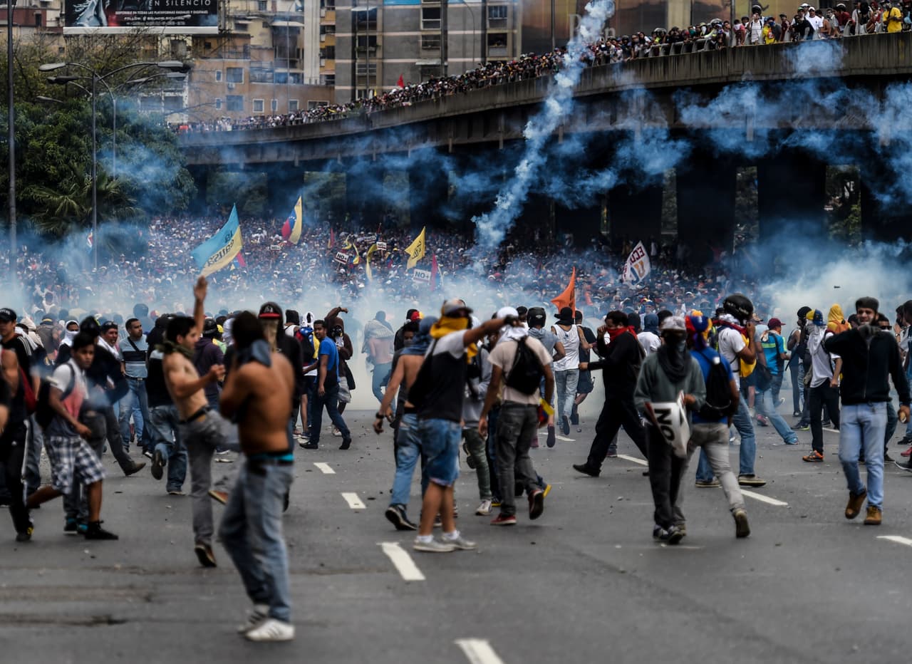 Activistas opositores intentan avanzar hacia el centro de Caracas, pero la Guardia nacional Bolivariana y la Policía Nacional disparan gas para dispersar a la multitud.