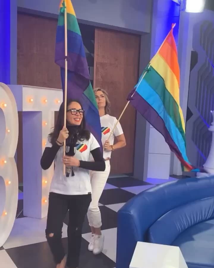 "Por fin salimos del clóset, quién nos iba a decir que íbamos a estar aquí tan abiertamente con las banderas celebrando", agregó.
<br>