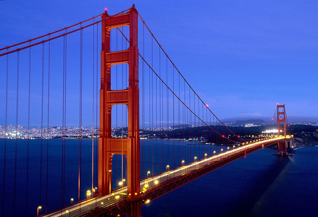 La construcción del Golden Gate arrancó el 5 de enero de 1933. El coste total del proyecto superó los 35 millones de dólares. Joseph Strauss fue el ingeniero jefe y supervisó la construcción diariamente.