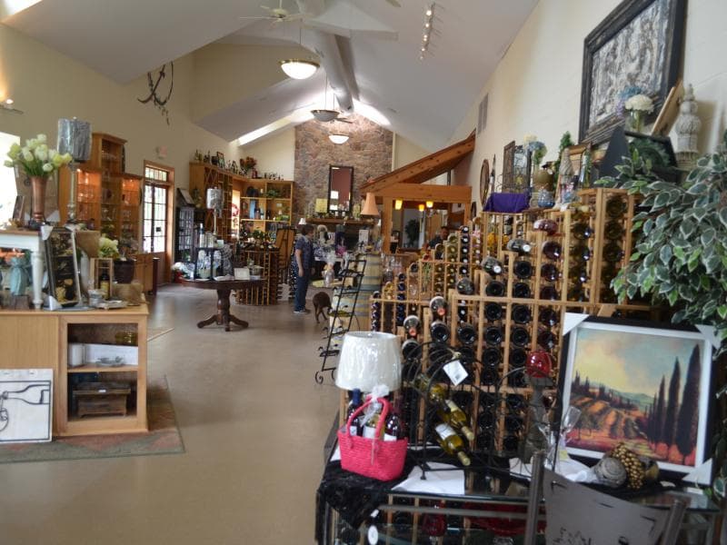 <a href="https://www.enjoyillinois.com/explore/listing/fox-valley-winery" target="_blank">Fox Valley Winery</a> se especializa en la creación de pequeños lotes de vinos premiados y artesanales. Muchas variedades se elaboran a partir de sus uvas cultivadas que ofrecen sabores inigualables.