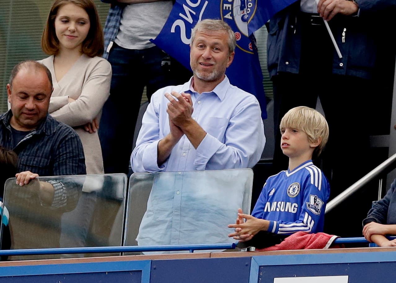 <b>Roman Abramovich – Chelsea</b>
<br>La riqueza de Abramovich proviene del petróleo y acero, fue así como hizo crecer al Chelsea en el 2003, trayendo victorias en la Premier y Champions League. Su valor es de $11.3 billones de dólares.
