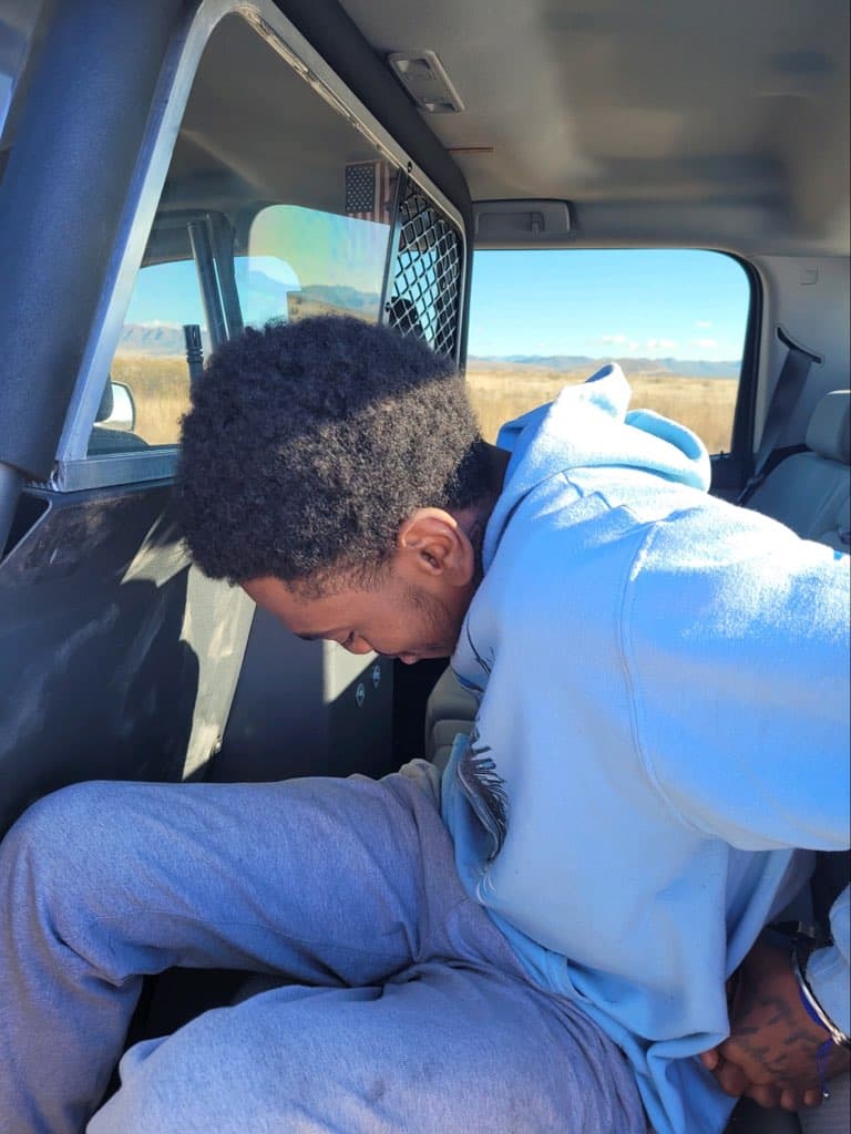 Los oficiales hicieron contacto con el conductor, un ciudadano estadounidense de 21 años Malikki Williams, residente de Goodyear y su pasajero, Taylor Nash de 20, residente de Phoenix.