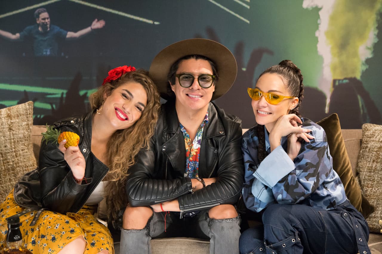 <b>Compartiendo tradiciones. </b>
<br>Periko y Jessi conocen a Sharlene en la grabación de "A Tu Manera".