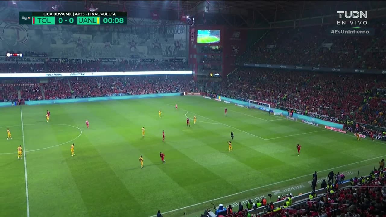 Arranca el partido y la pelota está en juego.