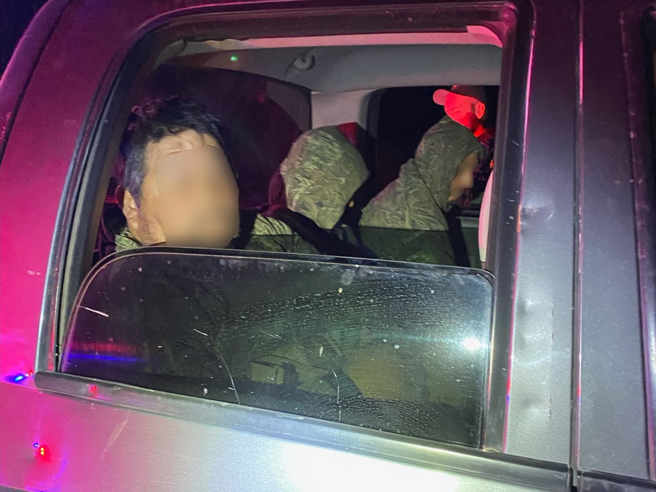 Un conductor ciudadano estadounidense enfrenta cargos criminales después de que los agentes determinaron que estaba traficando a siete ciudadanos mexicanos.