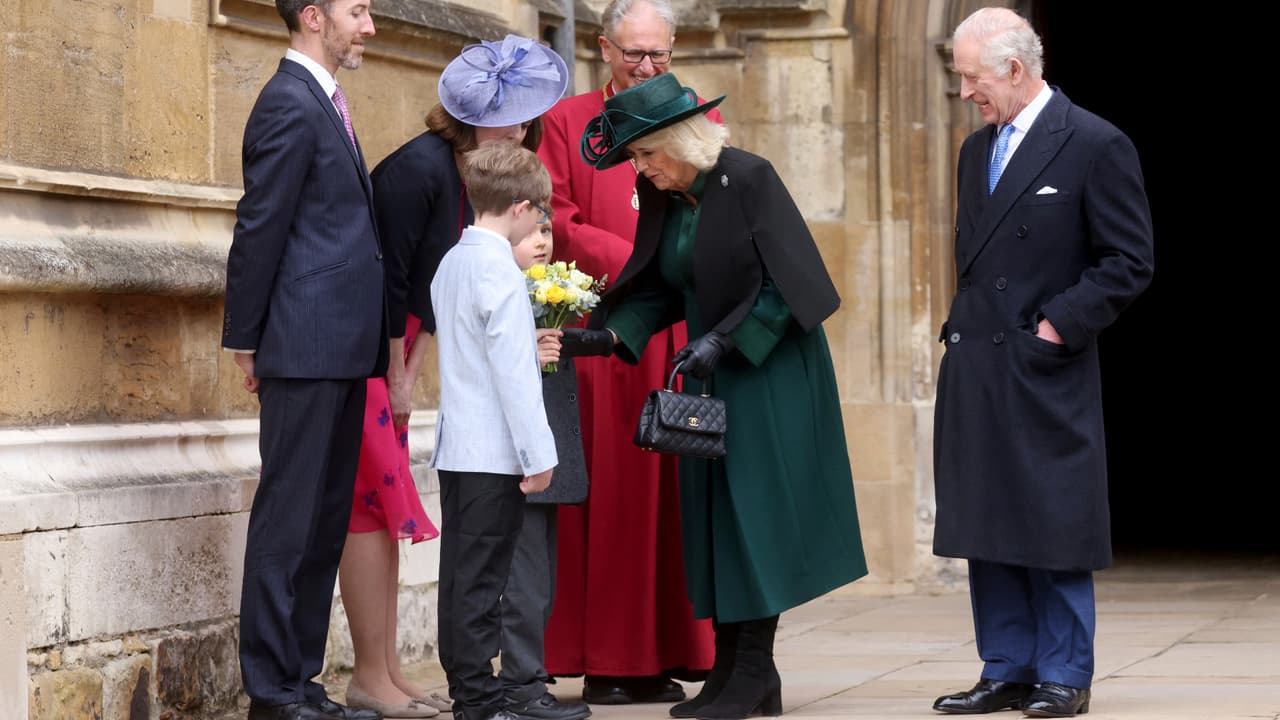 El rey Carlos reapareció en la misa de Pascua junto con otros miembros de la familia real británica.