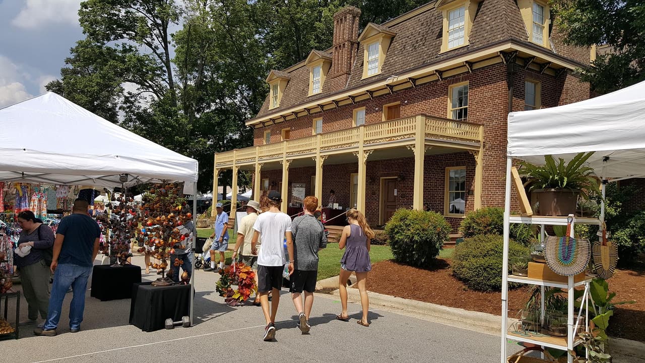 <b>Cary Heritage Museum</b>
<br>
<b>Sitio web</b>: 
<a href="https://www.carync.gov/recreation-enjoyment/facilities/page-walker-arts-and-history-center-1440">https://www.carync.gov/recreation-enjoyment/facilities/page-walker-arts-and-history-center-1440</a> 
<br>
<b><a href="https://maps.app.goo.gl/X8mpCuToAsvNUMCC8">Cómo llegar</a> </b>
<br>
<br>Ubicado en un hotel ferroviario restaurado de 1868, el Centro de Historia y Arte Page-Walker ofrece a los visitantes información sobre la historia local en el Museo del Patrimonio de Cary.