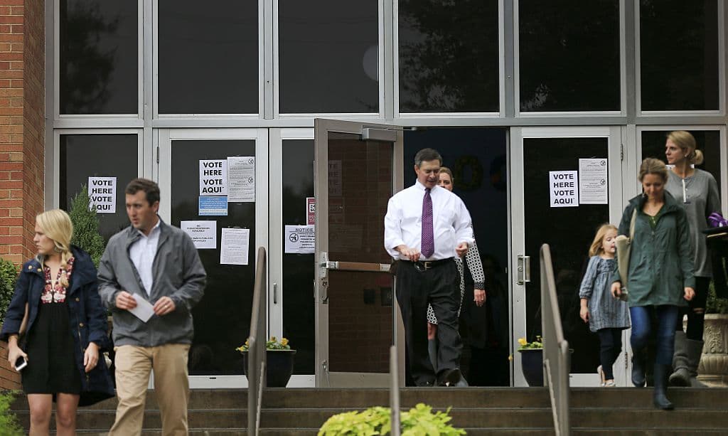 Votantes abandonan un centro de votación tras llenar sus boletas el 8 de noviembre de 2016 en Fort Worth, Texas. Foto: Ron Jenkins.
