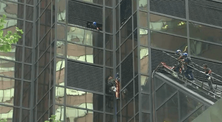 Sin revelar un motivo un hombre escala los 58 pisos de la Torre Trump en Manhattan