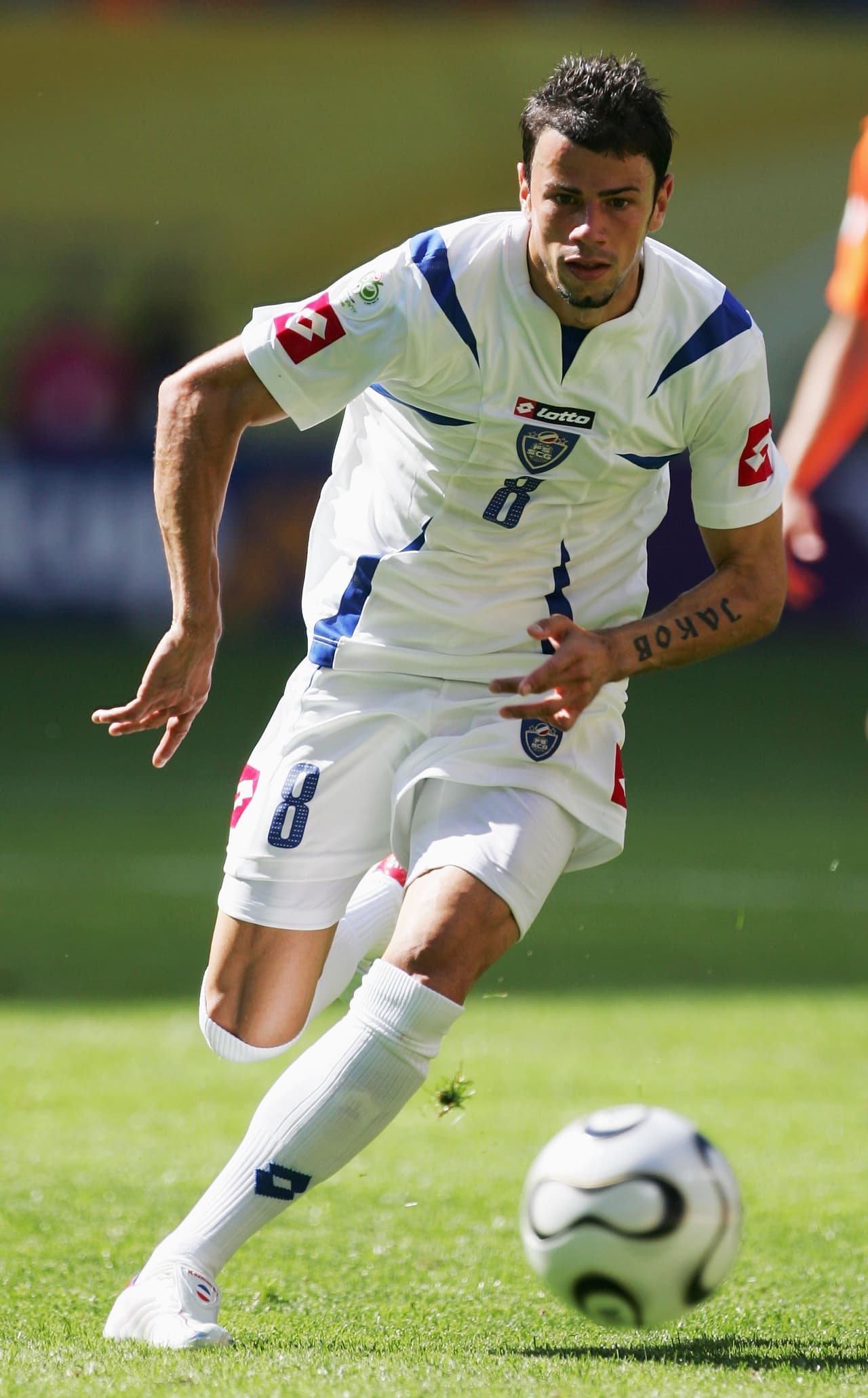 Los balcánicos contaban con el goleador del PSV Eindhoven, Mateja Kezman, 
<b>quien después fue un mal fichaje del Chelsea y del Atlético de Madrid.</b>