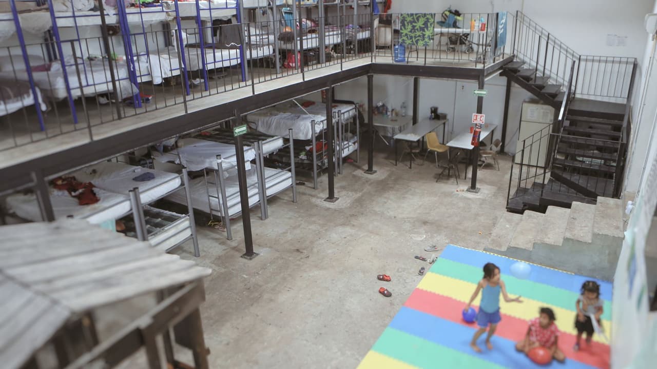 Niños juegan dentro de un refugio para migrantes en Ciudad Juárez, México, el lunes 26 de junio de 2023.