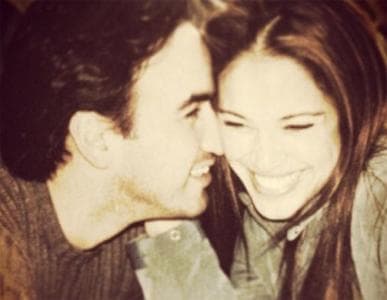 Después de más de 20 años juntos, Karla Martínez y su esposo Emerson han sabido mantener viva la llama del amor de una historia que empezó cuande ella tenía 19 años y ambos estaban en la universidad.