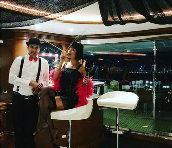 Ellos son una pareja divertida y espontánea. Aunque Emerson es muy serio, comparte todas las locuras de Karla.