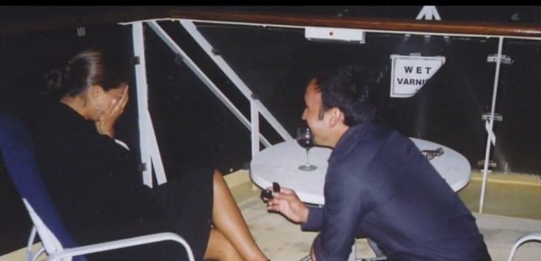 En un viaje de crucero por el Mediterráneo, Emerson preparó cada detalle para impresionar a Karla y hacerle la gran pregunta.