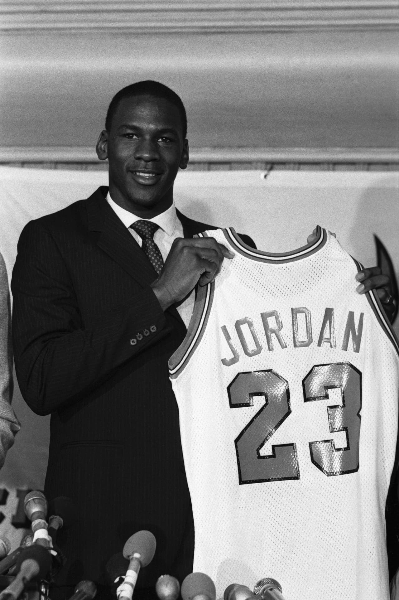 En 1984, suspendiendo su carrera universitaria, Jordan llegó al Draft de la NBA en donde fue elegido por los Chicago Bulls. Su historia con Carolina del Norte se separaba por un largo tiempo.