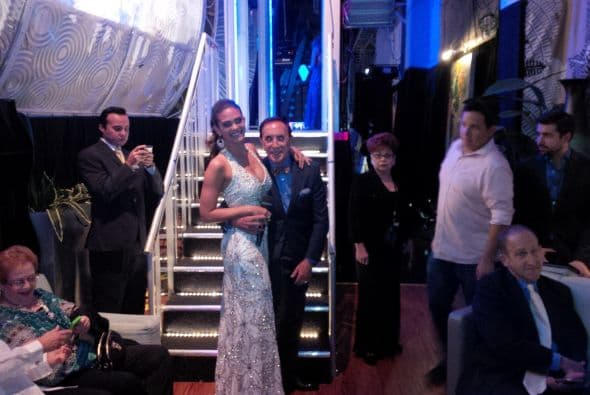 También la modelo Alina y el estilista Antoine disfrutan la última emisión del programa.