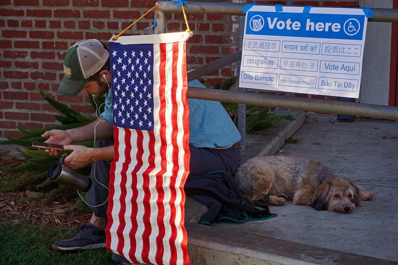 Scott McCabe junto con su perro ‘Steve’ en una casilla de Echo Park.