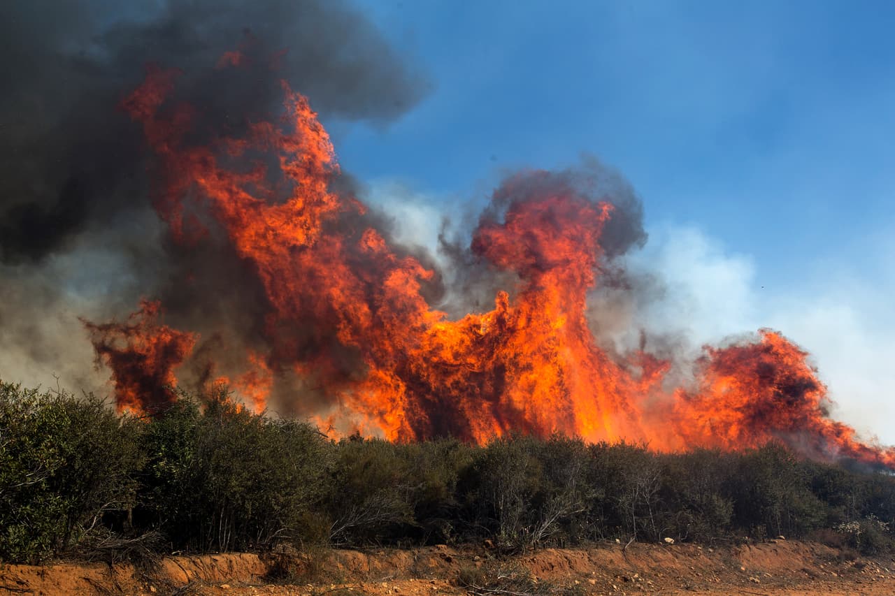 El incendio Apple sigue fuera de contral y ya alcanzó 12,000 acres en la zona de Cherry Valley del condado de Riverside.