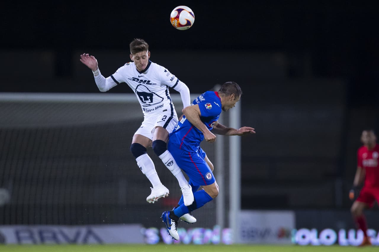 Con gol de Jonathan Rodríguez desde los once pasos, Cruz Azul sale victorioso en su visita a los Pumas 0-1. Cruz Azul retoma el liderato y los Pumas continúan hundidos entre los últimos puestos del torneo.