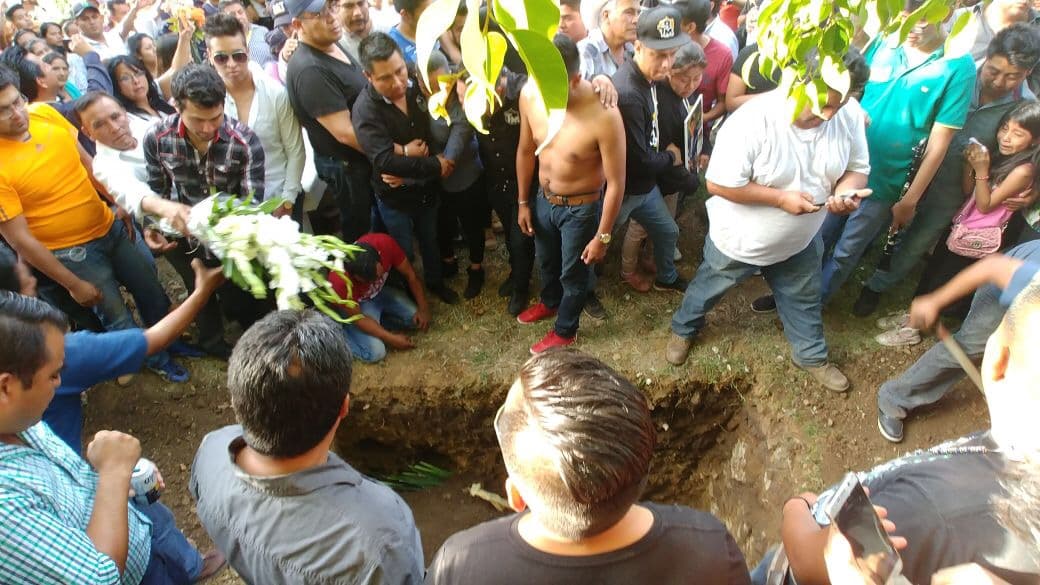 Difíciles momentos se vivieron antes de sepultar al músico oaxaqueño. La música y los vivas, continuaron hasta que todo concluyó.