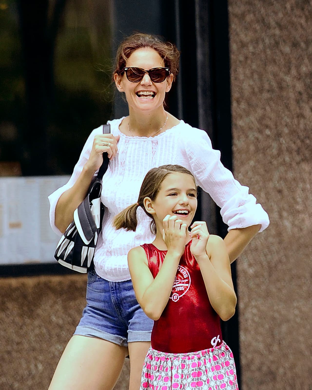 Katie y Suri caminando a casa después de clase de gimnasia, en Nueva York, a finales del verano de 2016.