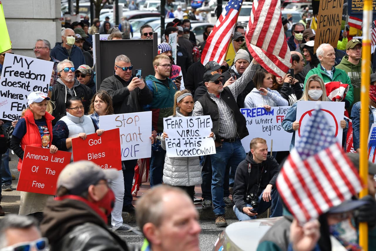 Los expertos en salud concuerdan ampliamente en que la 
<a href="https://www.univision.com/local/philadelphia-wuvp/manifestantes-desafian-ordenes-de-confinamiento-y-llegan-hasta-harrisburg-para-exigir-la-reapertura-de-la-economia-en-pensilvania-fotos">reapertura de la economía local</a> se acelerará mediante el aumento de las pruebas y el rastreo de contactos, la práctica de identificar a todos los que pudieron haber estado en contacto cercano con una persona recién infectada.
<br>