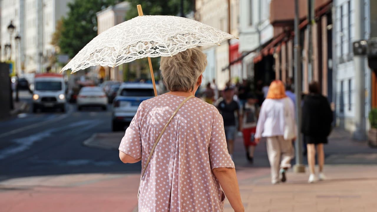 <h3 class="cms-H3-H3">¿Qué está pasando con el tiempo? </h3>
<br>Si has notado que este verano se siente más intenso, no estás solo. Cuando un domo de calor se forma,
<b>las temperaturas pueden subir entre 5 y 15 grados más de lo normal.</b> En ciudades como Dallas, Austin o San Antonio, eso significa fácilmente superar los 100 °F (38 °C) por varios días seguidos.