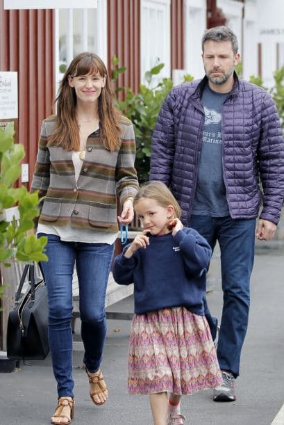 Jen regaló algunas sonrisas a las cámaras.