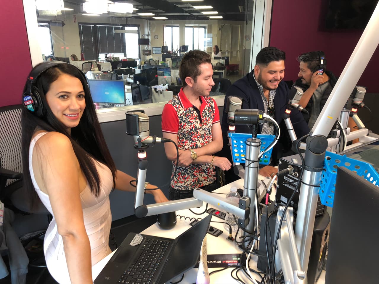 La conversación apenas comenzaba y justo después, les preguntaron acerca de los besos que han tenido que dar en sus videos musicales.