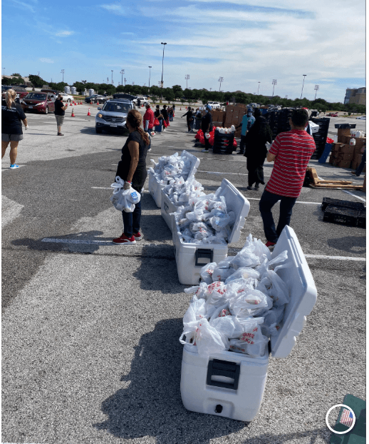 Miles de asistentes llegaron en automóvil al lugar para recibir comida.