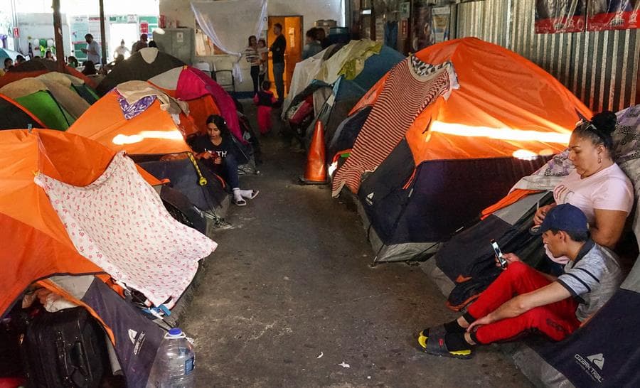 El proyecto decidió realizarse en Tijuana porque “en términos de arte y cultura aquí hay más apoyo”, dijo la directora y contó que habían recorrido los albergues de la ciudad realizando castings para seleccionar a 30 personas: mexicanos de distintos estados, haitianos, colombianos, hondureños y guatemaltecos, que se han mostrado muy contentos de emplear el tiempo perdido en estos lugares en formar parte de una obra artística y dar a conocer las vidas y las historias de los migrantes.