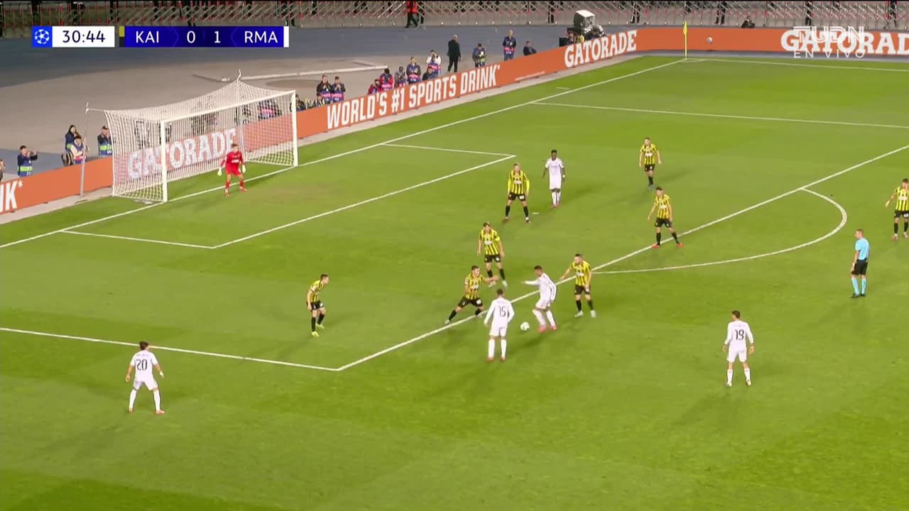 ¡TIRO ATAJADO! disparo por Arda Güler.